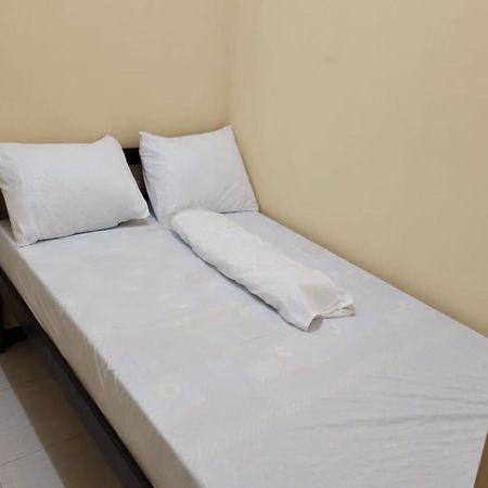 Oyo 91209 Arjuna Residence Syariah Sby Σουραμπάγια Εξωτερικό φωτογραφία