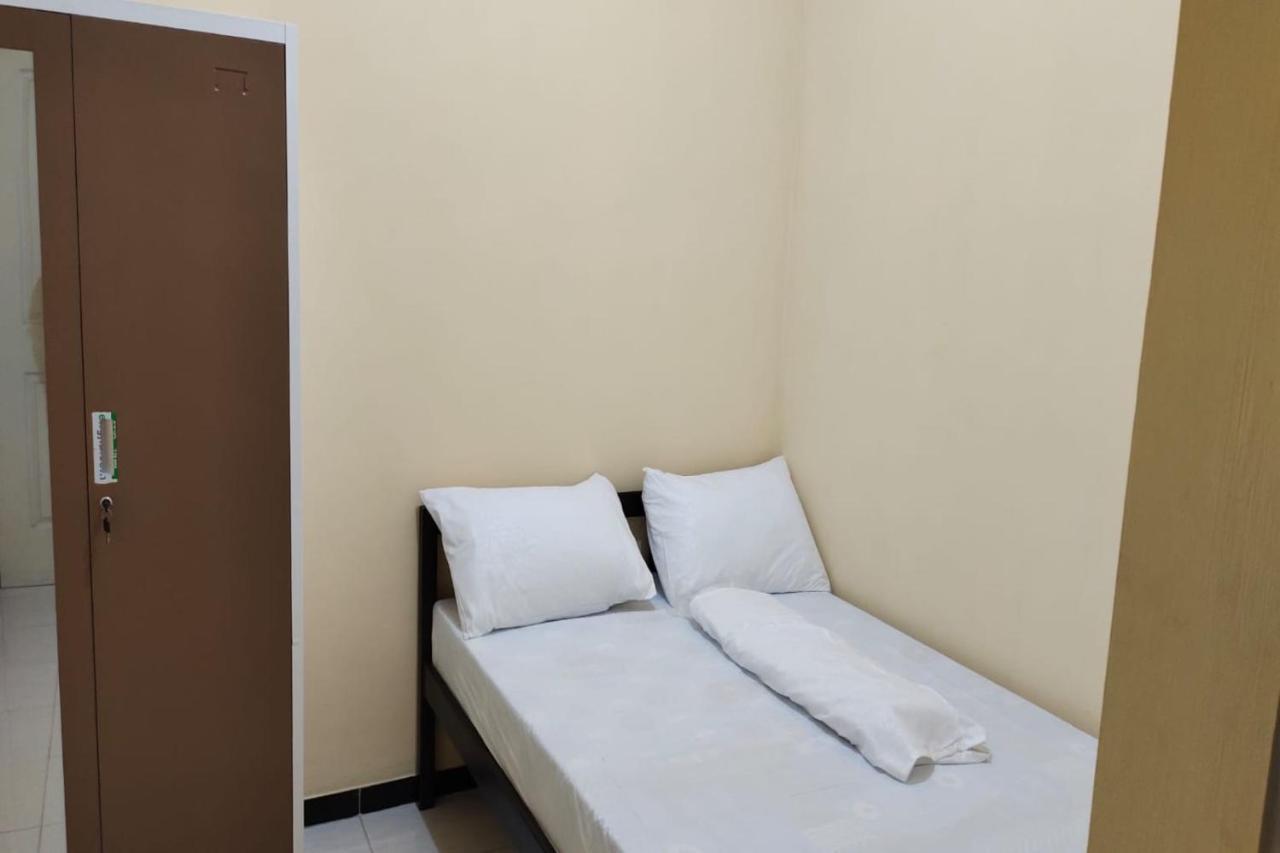 Oyo 91209 Arjuna Residence Syariah Sby Σουραμπάγια Εξωτερικό φωτογραφία