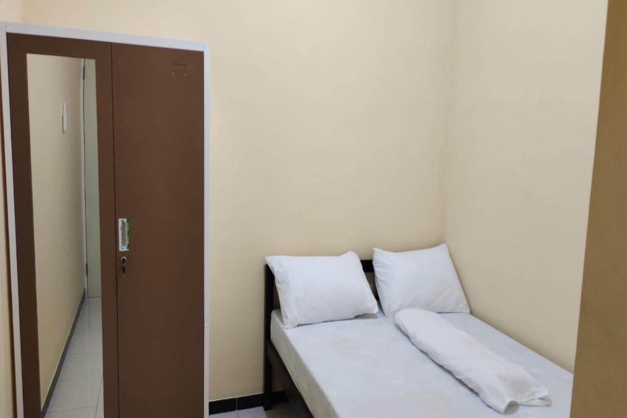 Oyo 91209 Arjuna Residence Syariah Sby Σουραμπάγια Εξωτερικό φωτογραφία